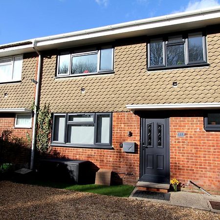 Crown Meadow - 4 Bedroom House - Heathrow - Excellentstays Colnbrook Bagian luar foto