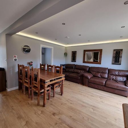 Crown Meadow - 4 Bedroom House - Heathrow - Excellentstays Colnbrook Bagian luar foto