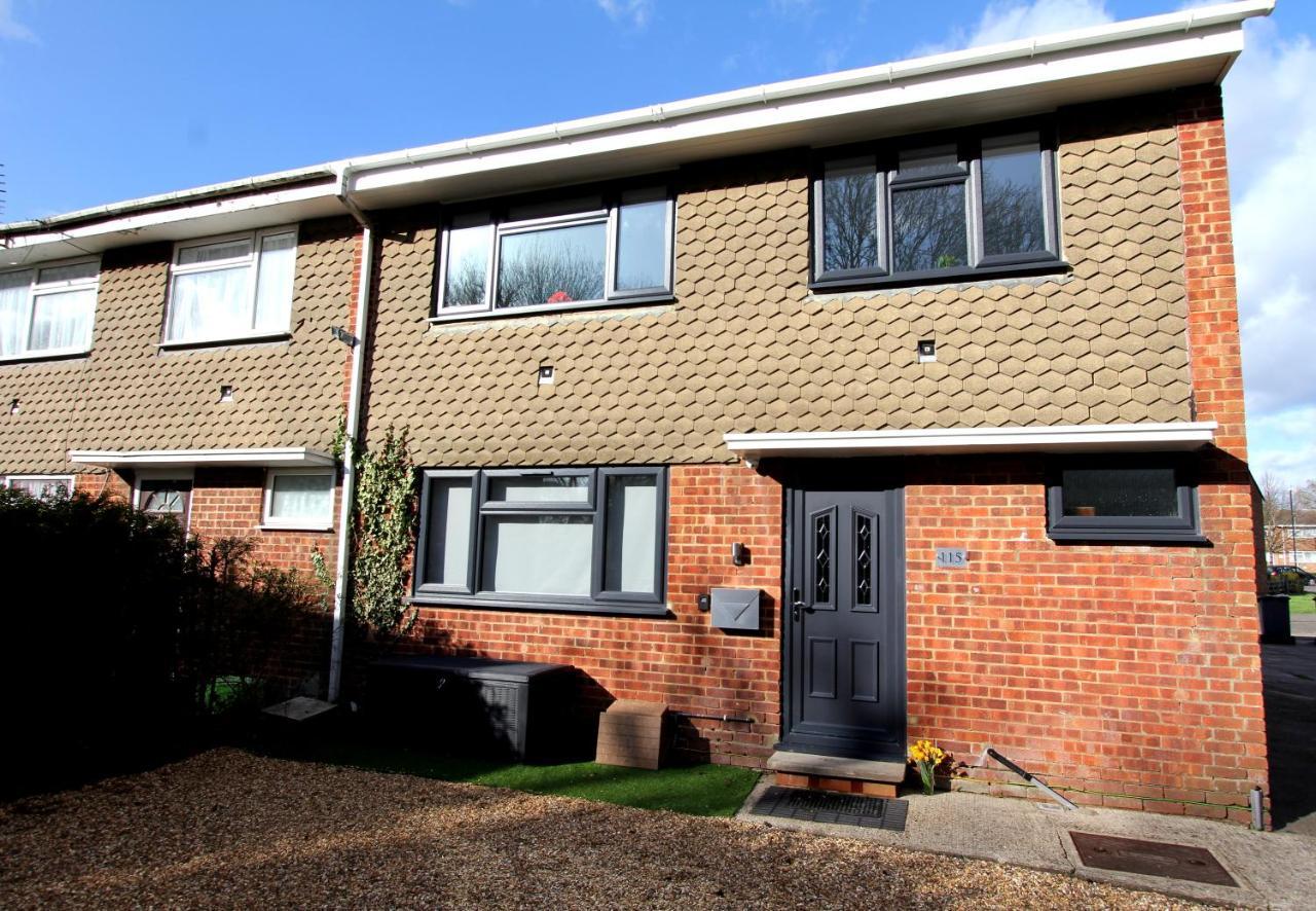 Crown Meadow - 4 Bedroom House - Heathrow - Excellentstays Colnbrook Bagian luar foto