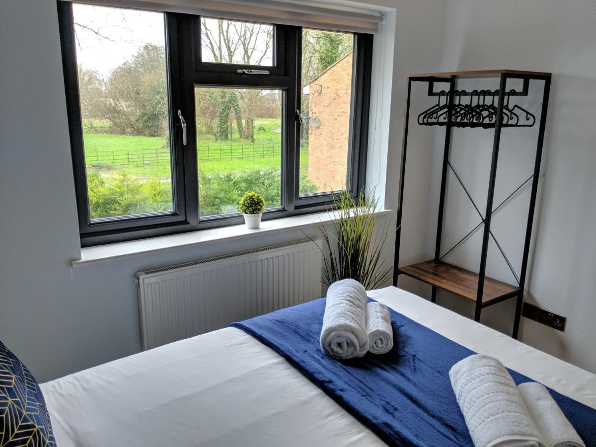 Crown Meadow - 4 Bedroom House - Heathrow - Excellentstays Colnbrook Bagian luar foto