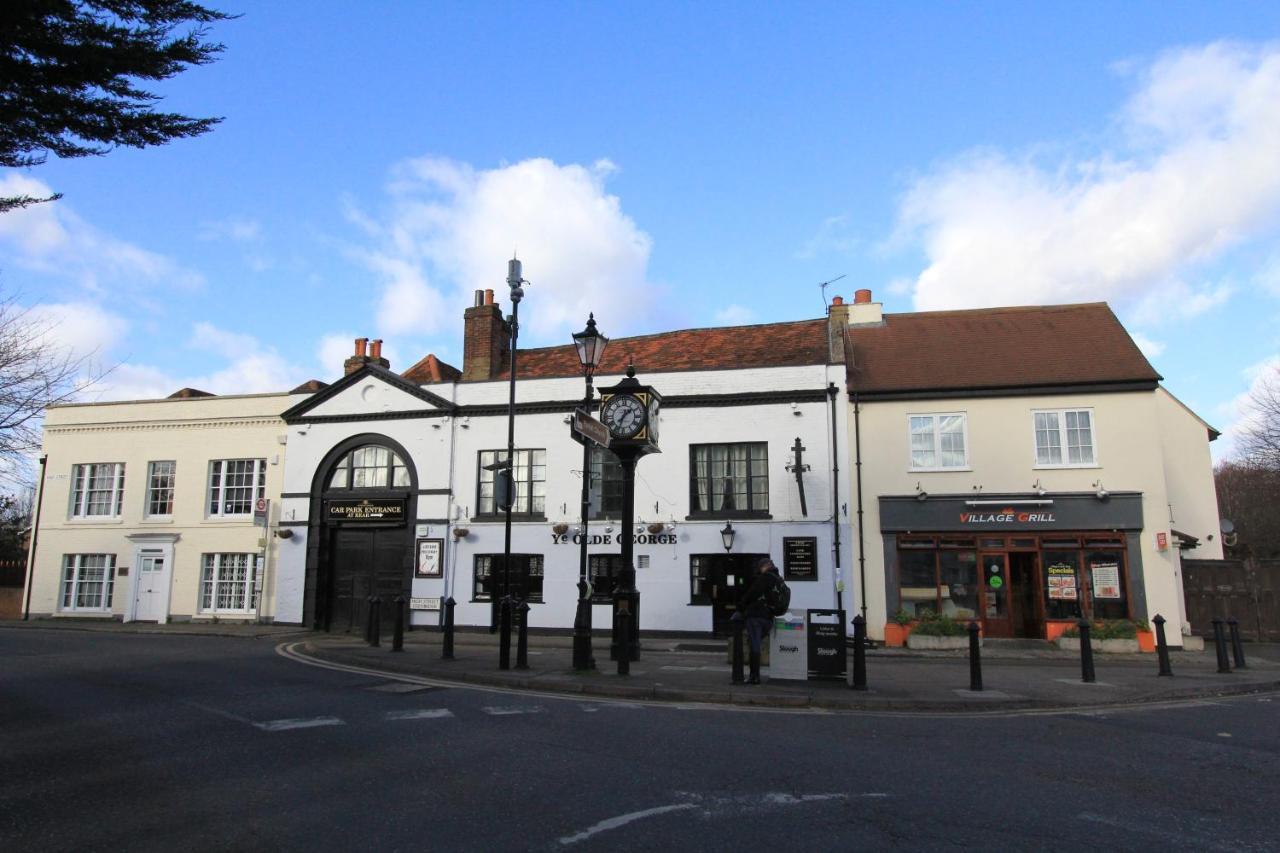 Crown Meadow - 4 Bedroom House - Heathrow - Excellentstays Colnbrook Bagian luar foto