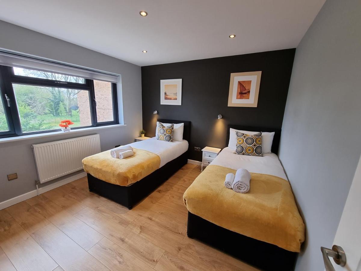 Crown Meadow - 4 Bedroom House - Heathrow - Excellentstays Colnbrook Bagian luar foto