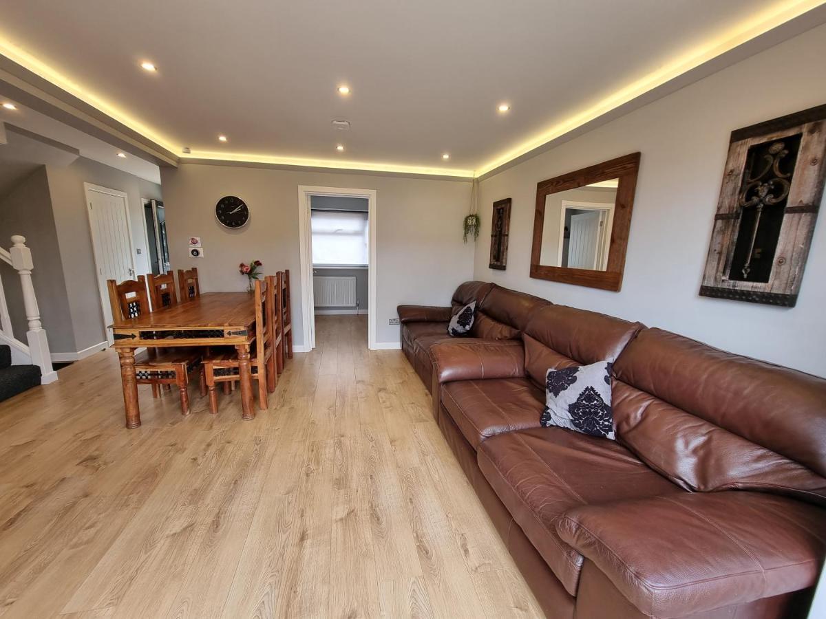 Crown Meadow - 4 Bedroom House - Heathrow - Excellentstays Colnbrook Bagian luar foto