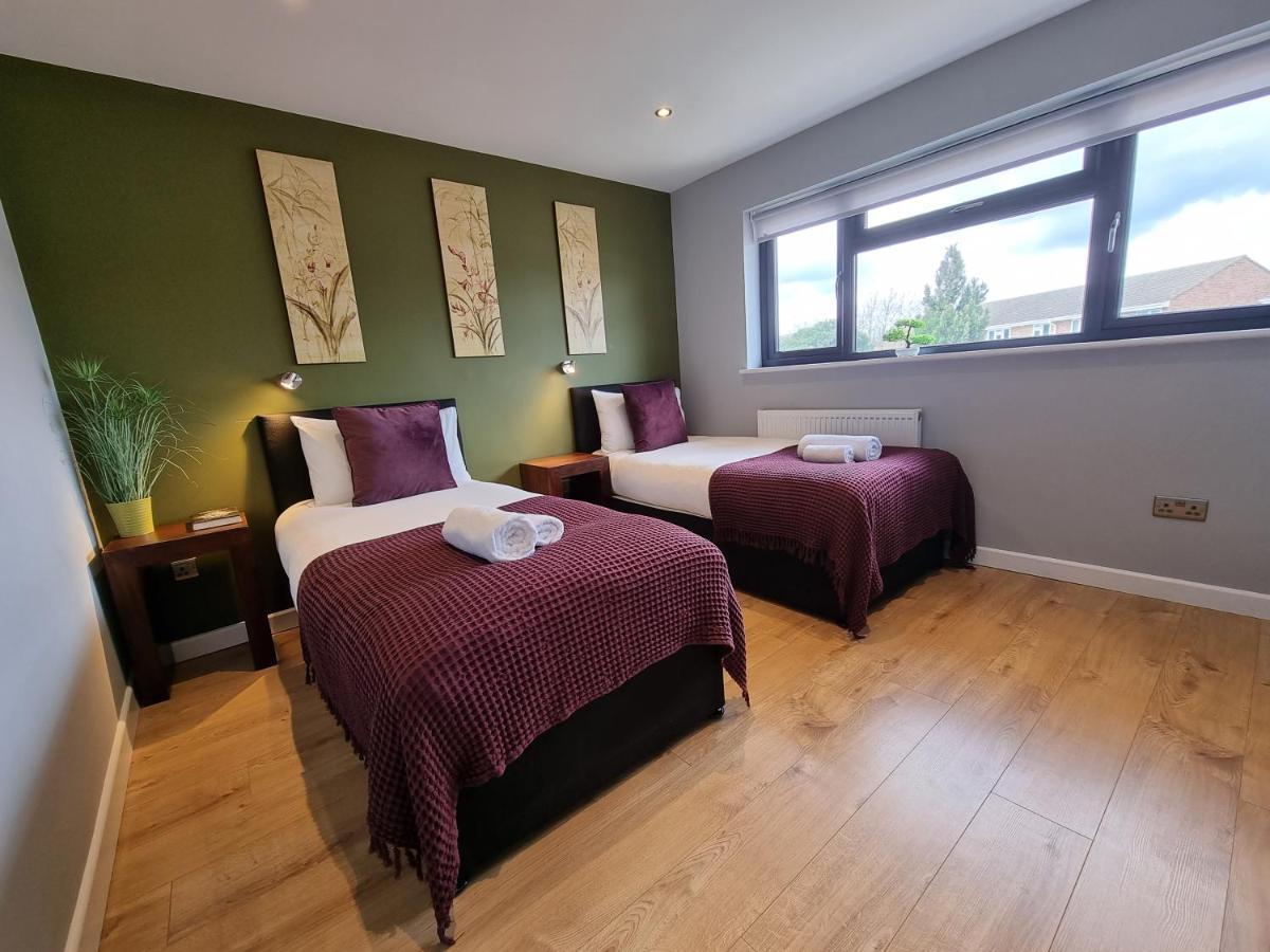Crown Meadow - 4 Bedroom House - Heathrow - Excellentstays Colnbrook Bagian luar foto