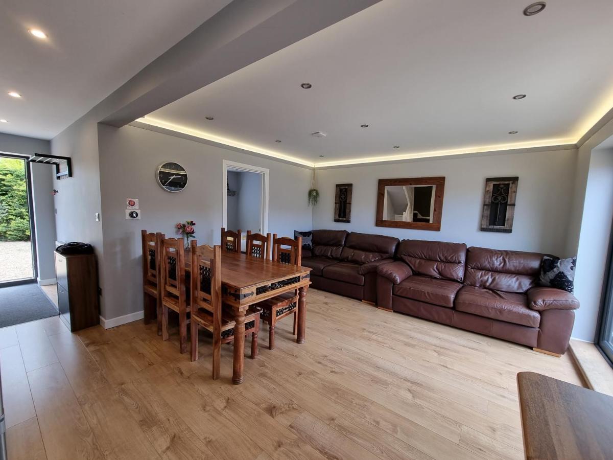 Crown Meadow - 4 Bedroom House - Heathrow - Excellentstays Colnbrook Bagian luar foto