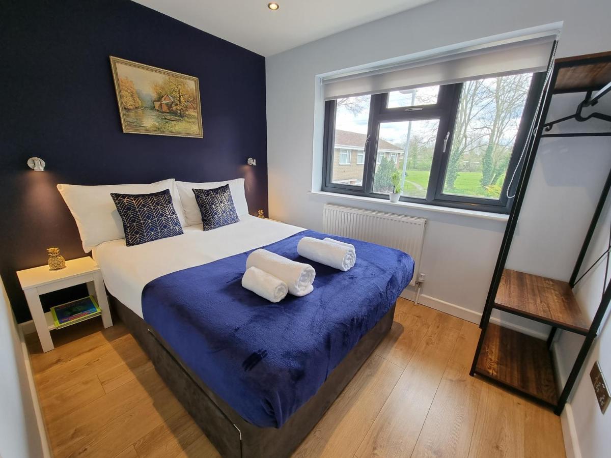 Crown Meadow - 4 Bedroom House - Heathrow - Excellentstays Colnbrook Bagian luar foto