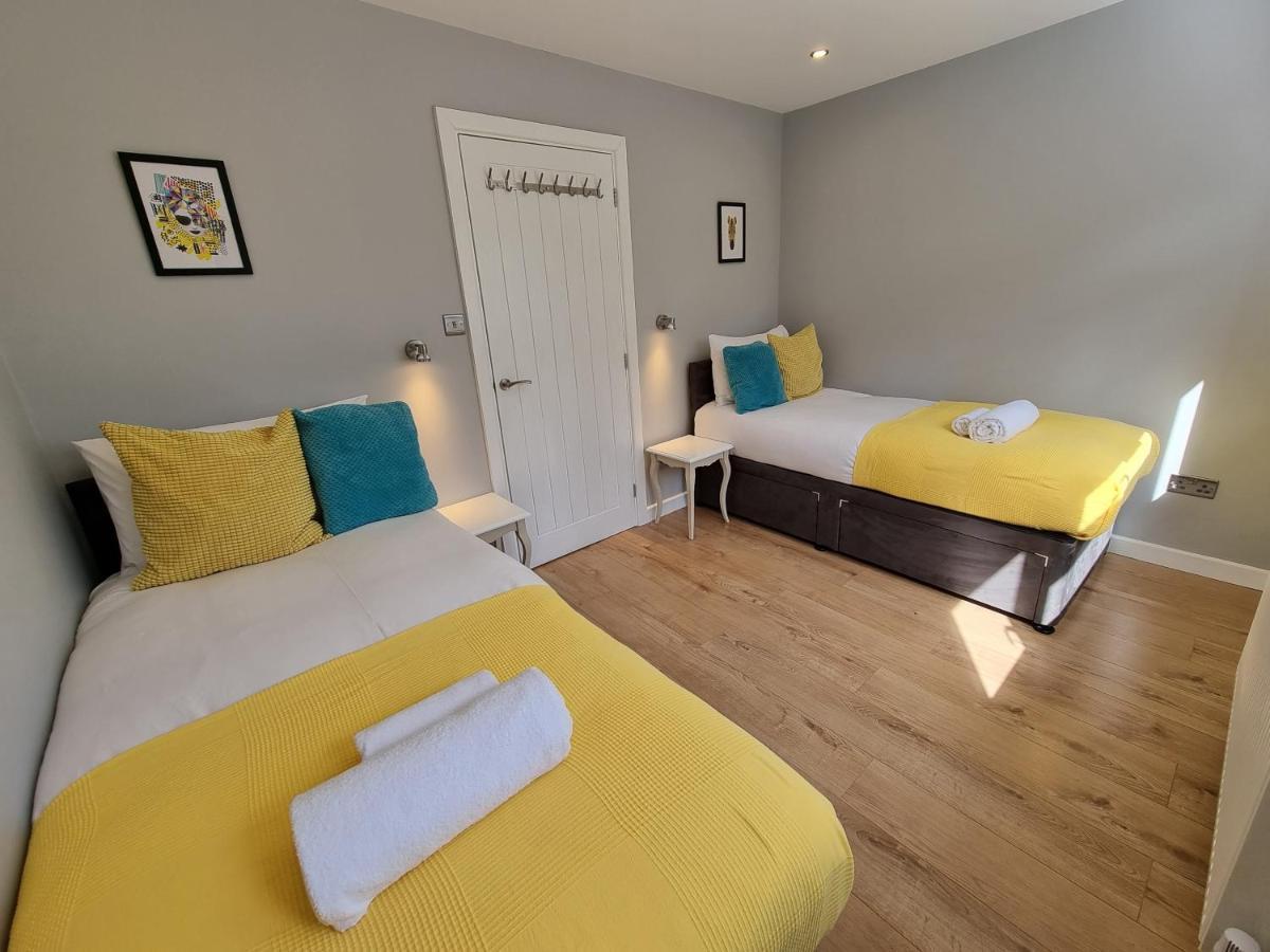 Crown Meadow - 4 Bedroom House - Heathrow - Excellentstays Colnbrook Bagian luar foto