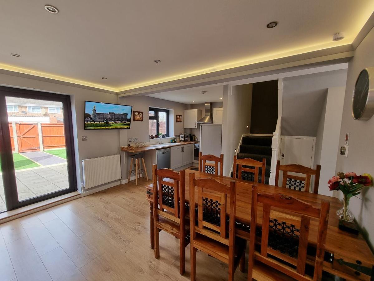 Crown Meadow - 4 Bedroom House - Heathrow - Excellentstays Colnbrook Bagian luar foto