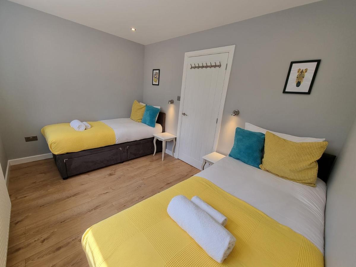 Crown Meadow - 4 Bedroom House - Heathrow - Excellentstays Colnbrook Bagian luar foto