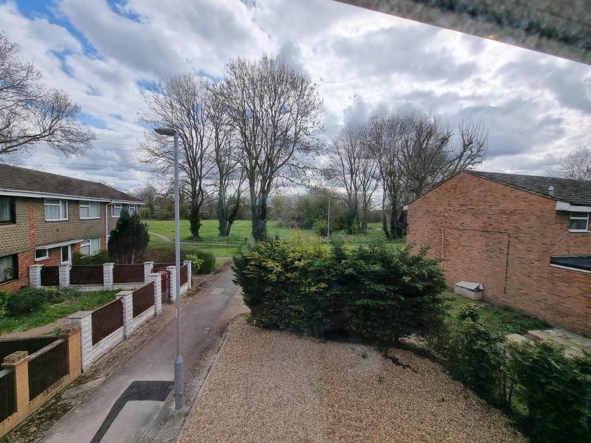 Crown Meadow - 4 Bedroom House - Heathrow - Excellentstays Colnbrook Bagian luar foto