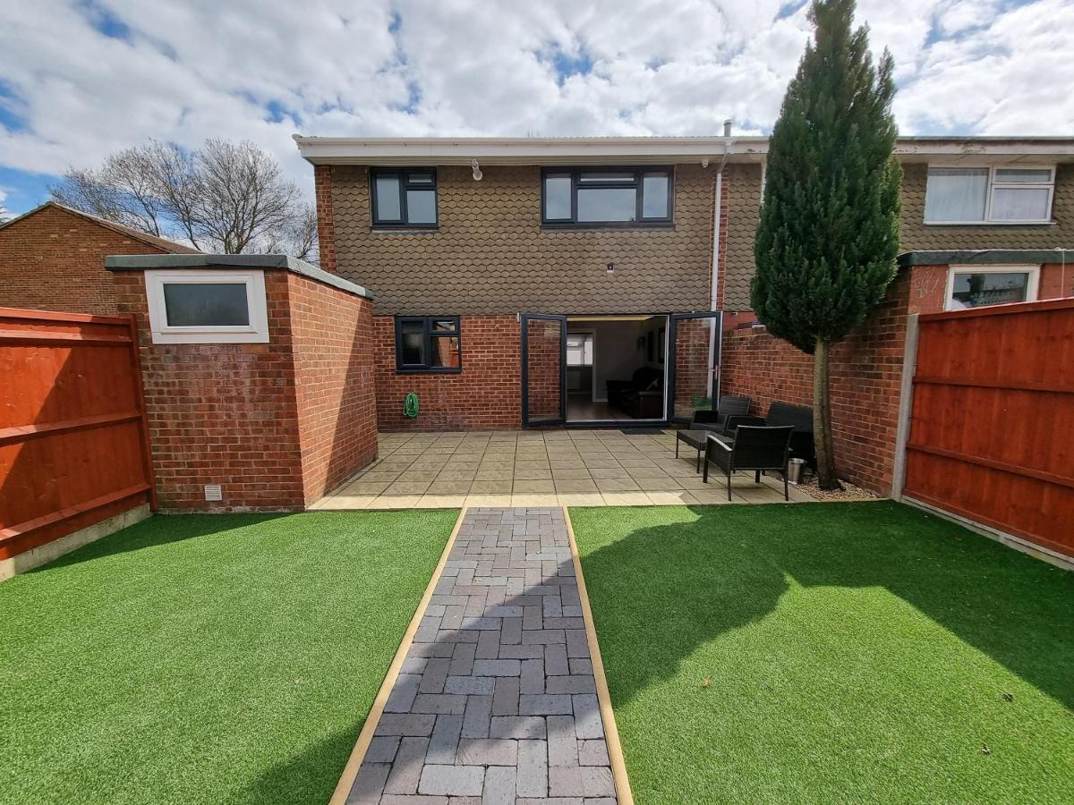 Crown Meadow - 4 Bedroom House - Heathrow - Excellentstays Colnbrook Bagian luar foto