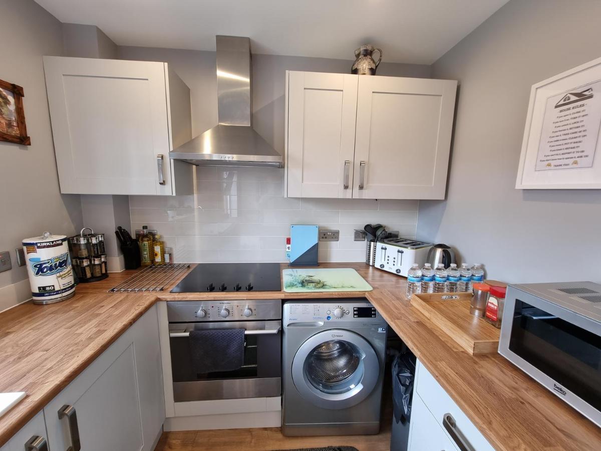 Crown Meadow - 4 Bedroom House - Heathrow - Excellentstays Colnbrook Bagian luar foto