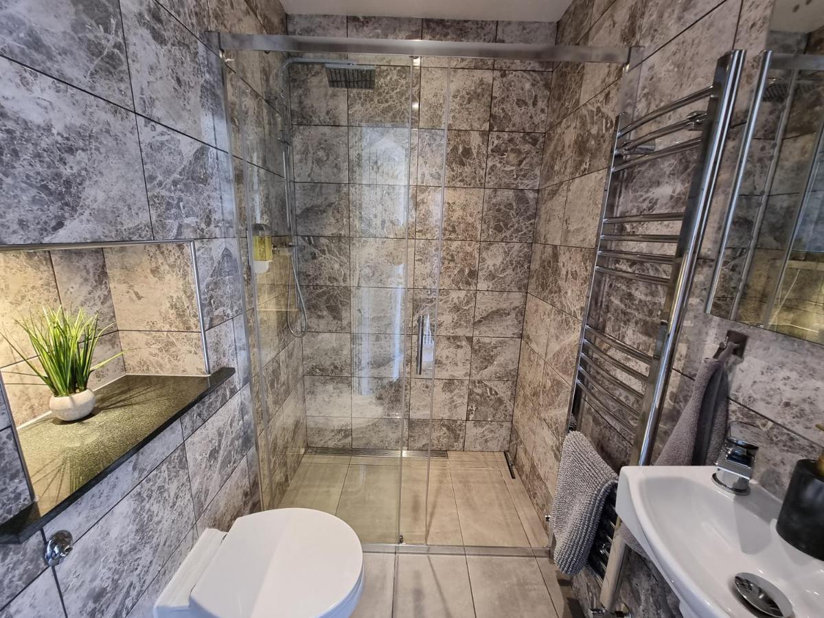 Crown Meadow - 4 Bedroom House - Heathrow - Excellentstays Colnbrook Bagian luar foto