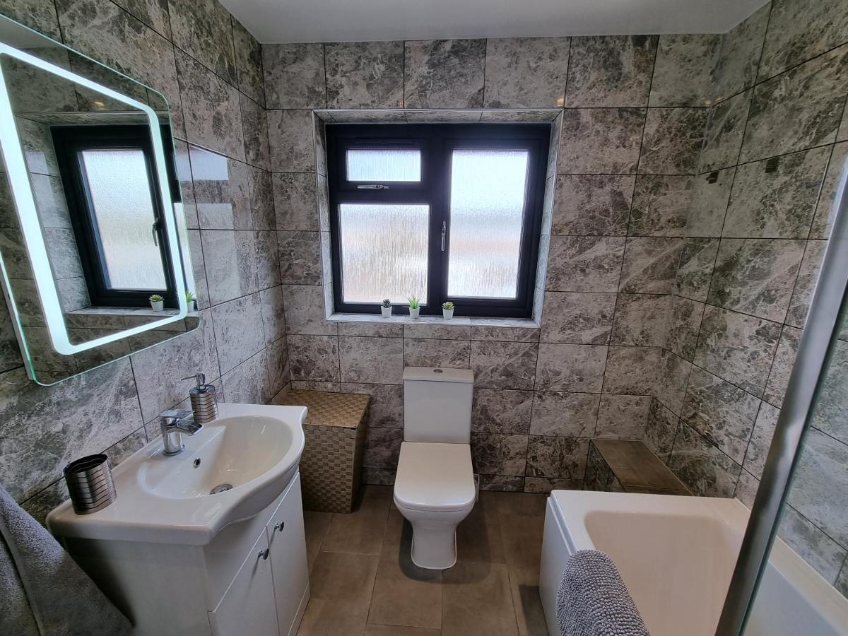 Crown Meadow - 4 Bedroom House - Heathrow - Excellentstays Colnbrook Bagian luar foto