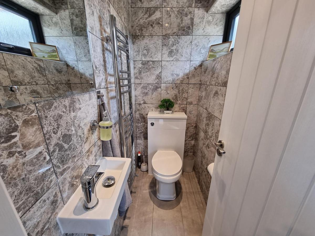Crown Meadow - 4 Bedroom House - Heathrow - Excellentstays Colnbrook Bagian luar foto