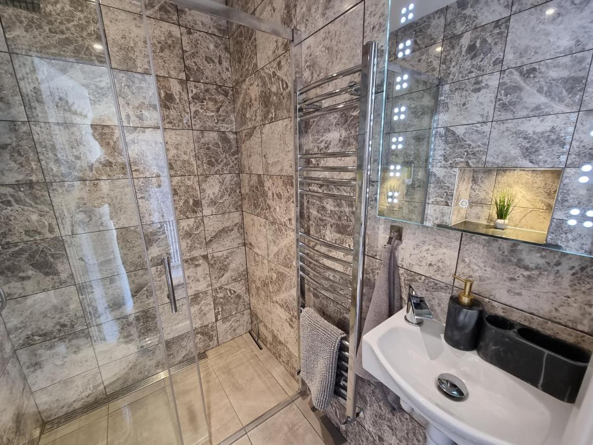 Crown Meadow - 4 Bedroom House - Heathrow - Excellentstays Colnbrook Bagian luar foto